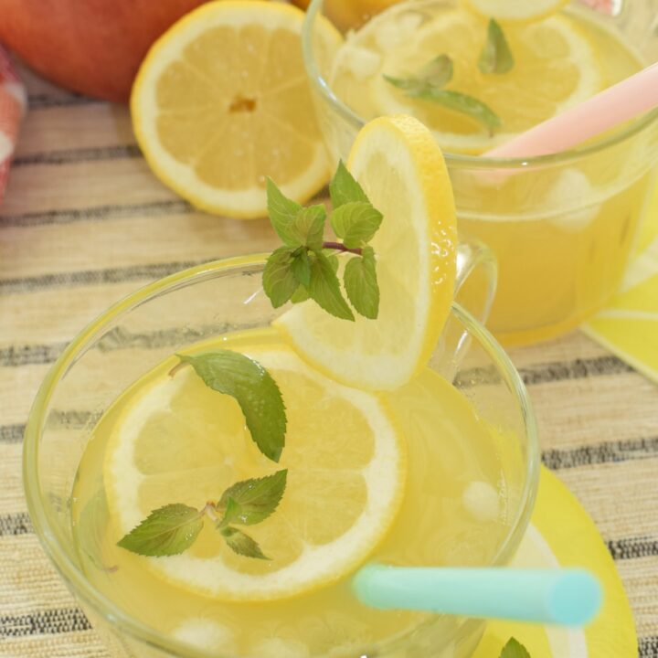 a glass of sugar-free lemonade