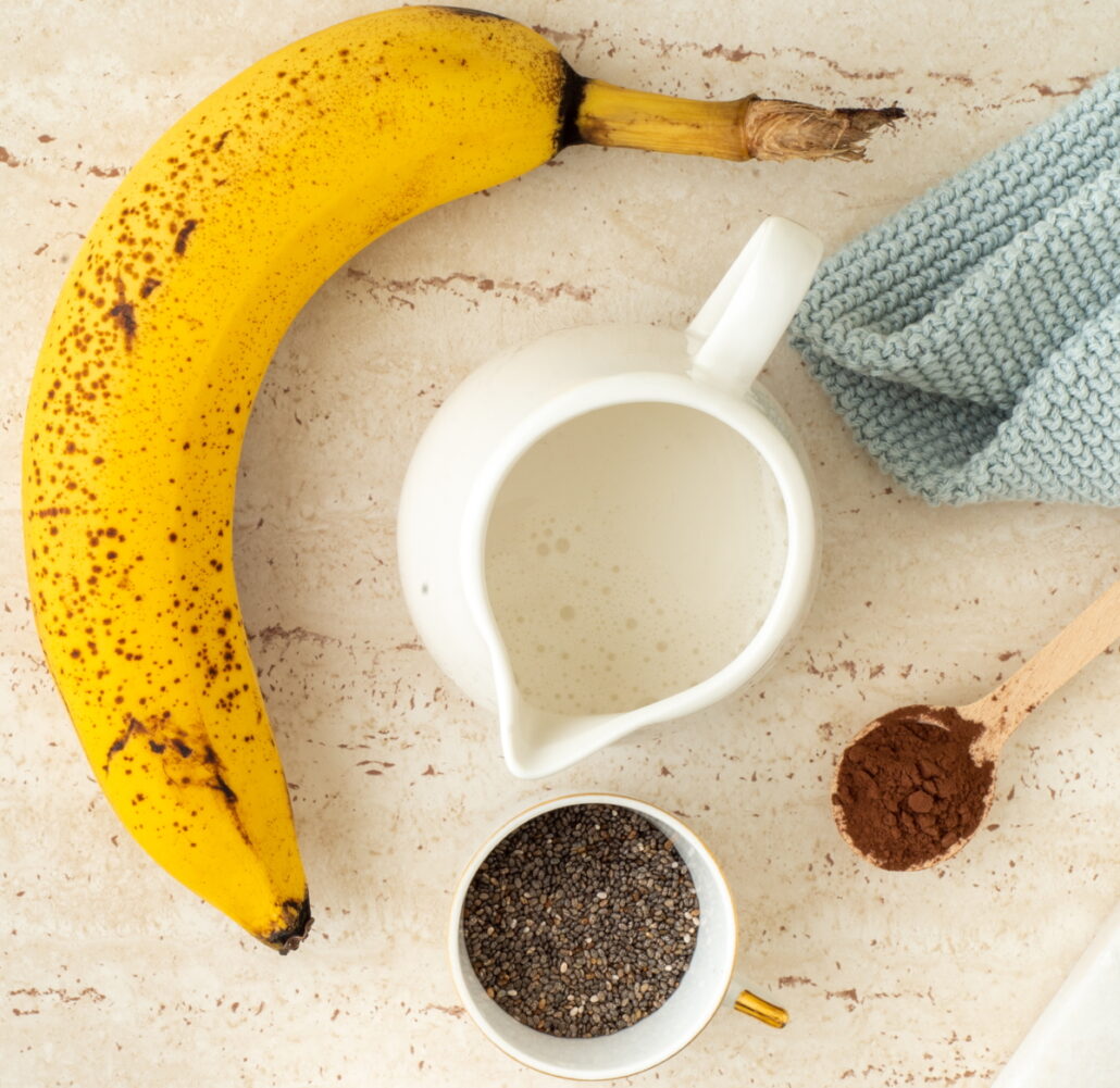 the ingredients for the easy vegan chocolate chia seeds pudding 